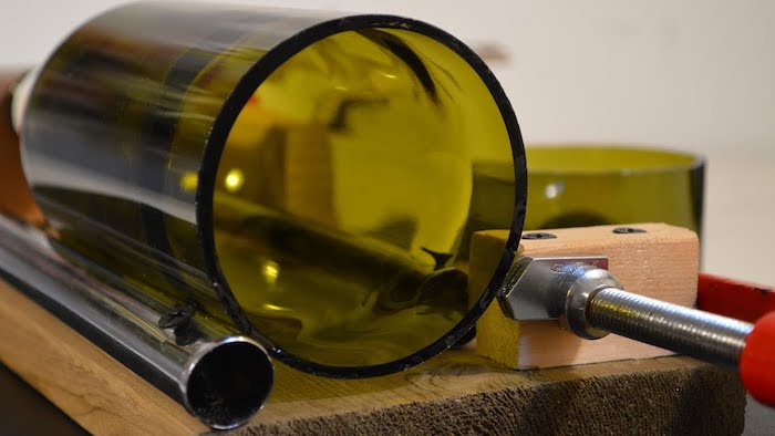 wine ottle cutter das obere teil einer grünen weinfasche eine flasche schneiden und upcyceln