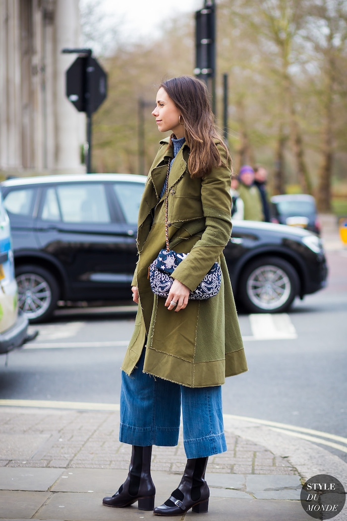 winter outfit inspiration street style grüner mantel culottes jeans schwarze schuhe mit absatz mini tasche