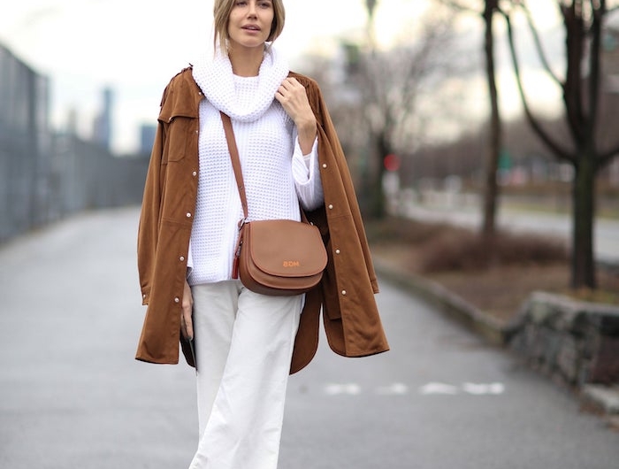 winter outfits inspiration beige hose kombinieren culottes für welche figur weiße bluse brauner mantel und mini tasche street style winter ideen elegante stiefel mit absatz