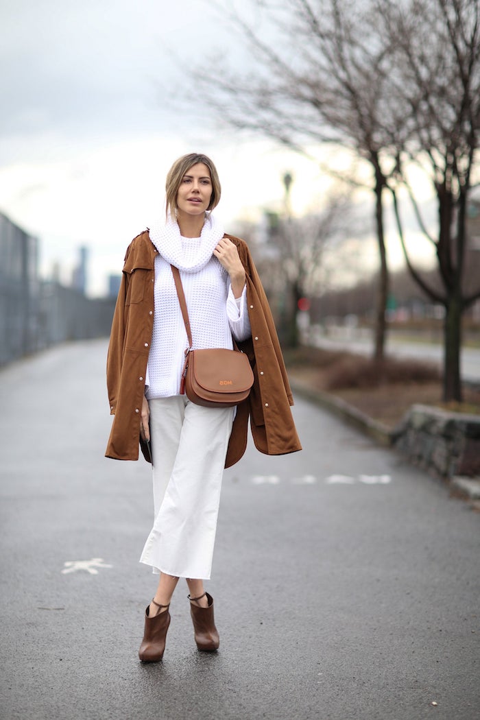 winter outfits inspiration beige hose kombinieren culottes für welche figur weiße bluse brauner mantel und mini tasche street style winter ideen elegante stiefel mit absatz
