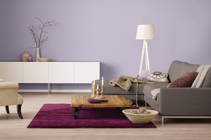 wohnzimmer wände streichen schön wohnen ideen mauve wandfarben helle bodendecke teppich in dunkellila graue couch und weißen schrank
