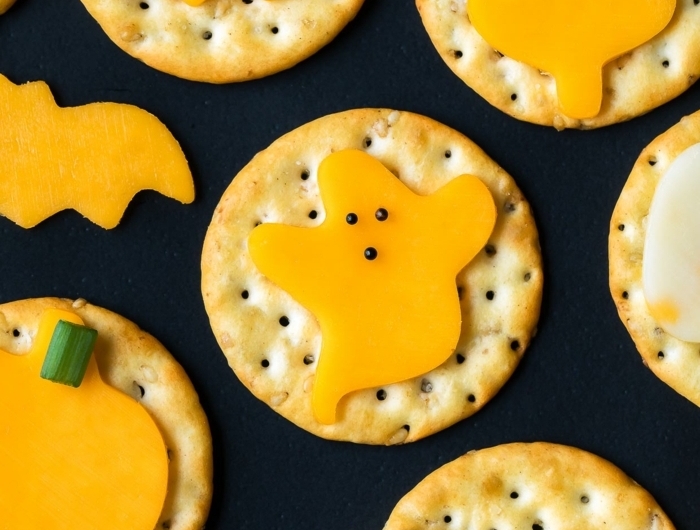 0 halloween rezepte für kinderparty crackers mit käse einfache zubereitung partyessen snacks