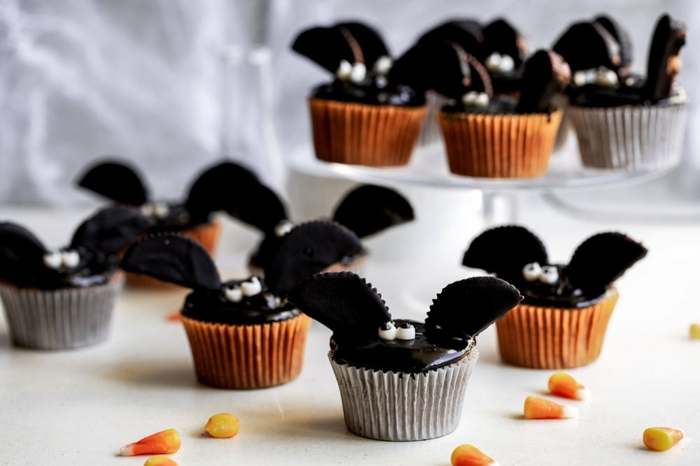 0 halloween rezepte für kinderparty schokoladenmuffins muffins mit schokoalde cupcakes fledermäuse oreo kekse