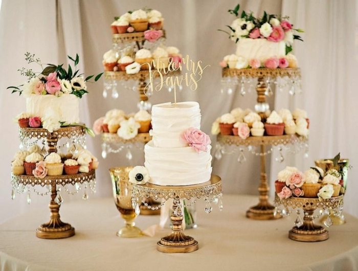 1 candy bar hochzeit ideen bilder inspirationen torte dekoriert mit weißer sahne hochzeitsmuffins cupcakes candybar