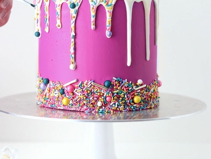 5 geburtstagstorte für 13 jähriges mädchen kindergeburtstag ideen drip cake dekoriert mit lila creme und weißer schokoalde