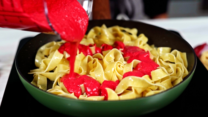 6 halloween essen für gäste pasta mit roter soße pastasoße mit roter bete rezept