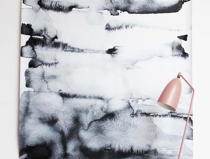 aquarell wandbehang schwarz weiß scandi style bilder skandinavische einrichtung wohnzimmer pinke dreibeinige lampe wanddeko ideen