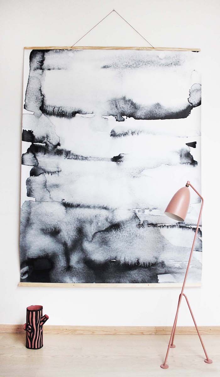 aquarell wandbehang schwarz weiß scandi style bilder skandinavische einrichtung wohnzimmer pinke dreibeinige lampe wanddeko ideen