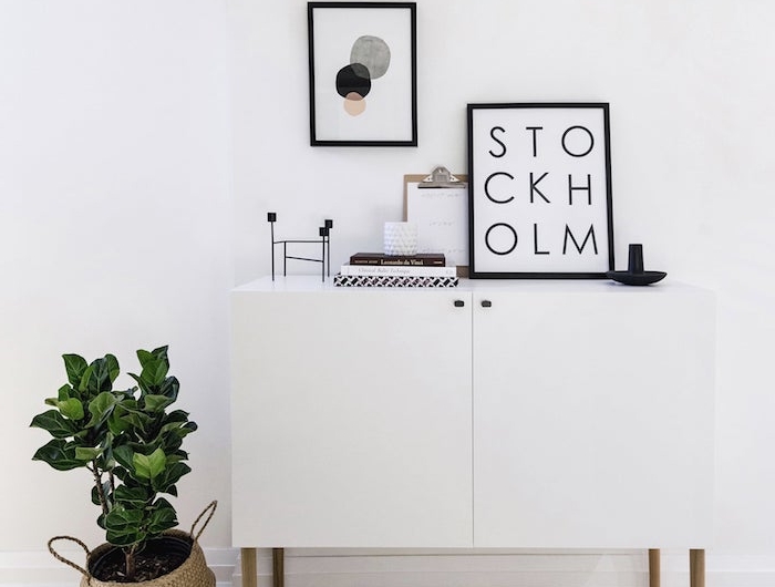 blumentopf korb grüne pflanze deko nordisch weißer schrank mit holzbeinen minimalistische skandinavische einrichtung wohnzimmer bilder wanddeko inspiration und ideen