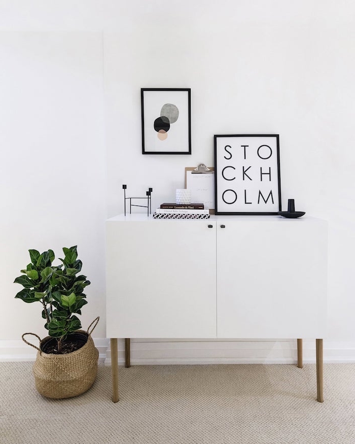 blumentopf korb grüne pflanze deko nordisch weißer schrank mit holzbeinen minimalistische skandinavische einrichtung wohnzimmer bilder wanddeko inspiration und ideen
