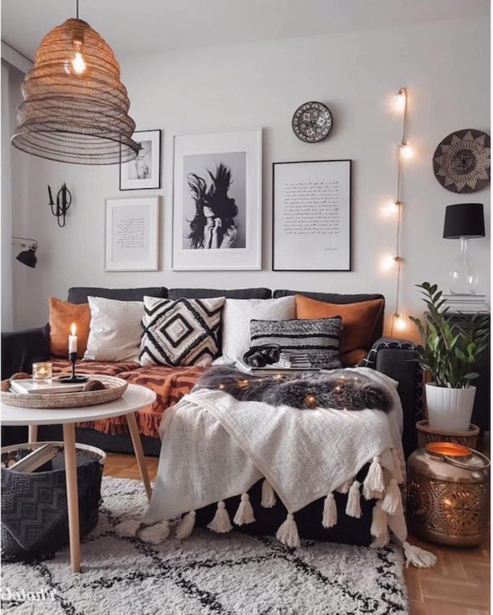 boho chic inneneinrichtung wohnzimmer stilvolle deko für das wohnzimmer schwarz weiße bilder an die wand dekoartikel hängeleuchten ecksofa mit bunten decken und kissen moderne schwarze lampe