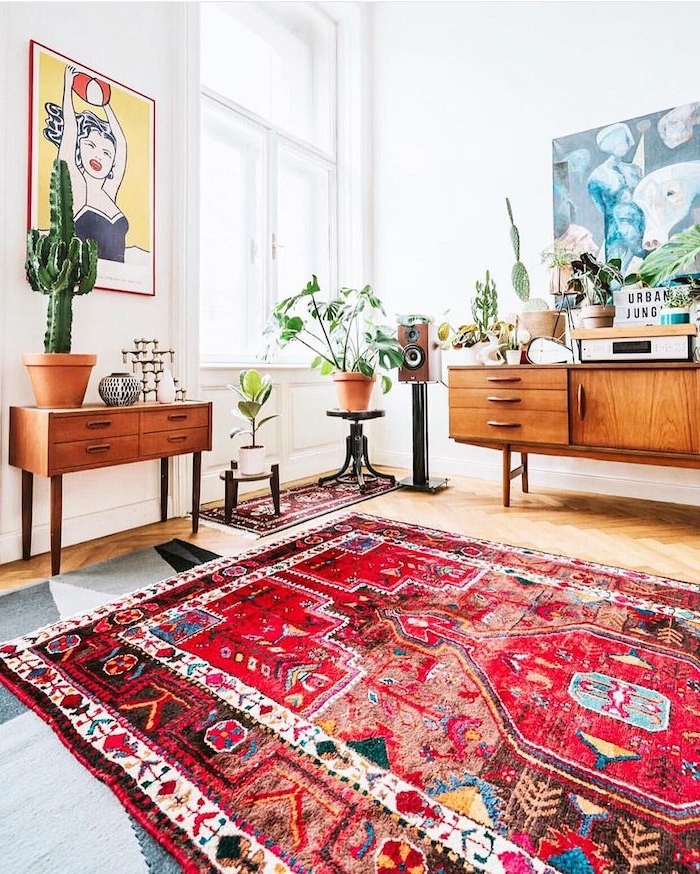böhmischer stil inneneinrichtung roter teppich mit muster vintage kommoden aus holz wohnzimmerwand ideen moderne bilder pflanzen und kakteen deko