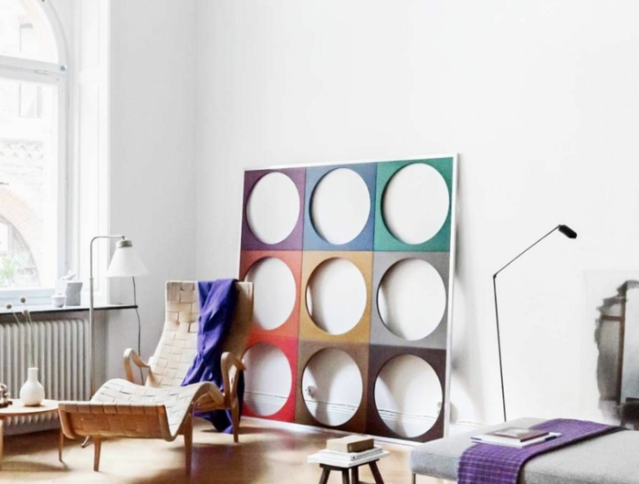 bunte skandinavische waddeko abstraktes bild blauer teppich weiße wände scandi stil einrichtung wohnzimmer interior design 2020 resized