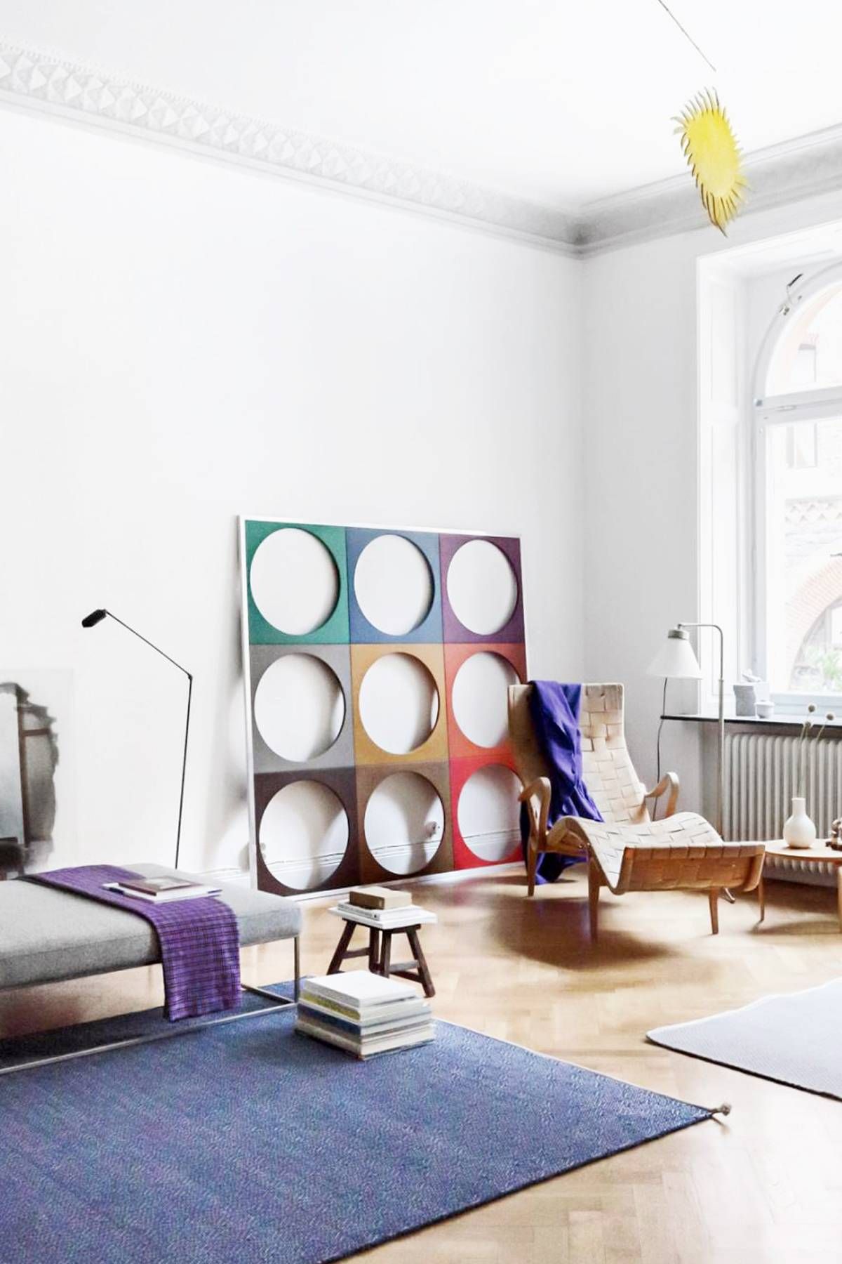 bunte skandinavische waddeko abstraktes bild blauer teppich weiße wände scandi stil einrichtung wohnzimmer interior design 2020