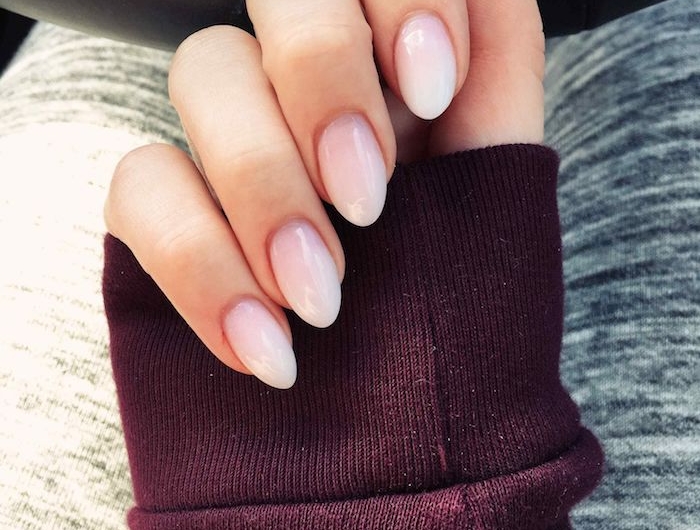 burgundroter sweatshirt kurze nägel mandelform minimalistisches nageldesign gelnägel babyboomer eleganter nagellack blassrosa weiß