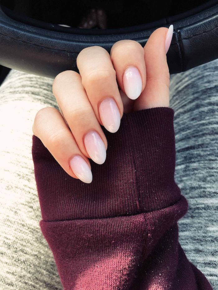 burgundroter sweatshirt kurze nägel mandelform minimalistisches nageldesign gelnägel babyboomer eleganter nagellack blassrosa weiß