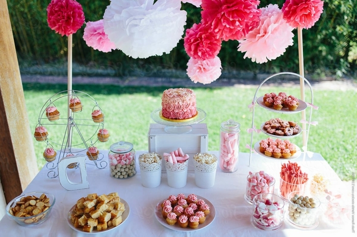 candy bar süßigkeiten ideen tischdeko in weiß und rosa kleine torte im ombre look außenparty hochzeit