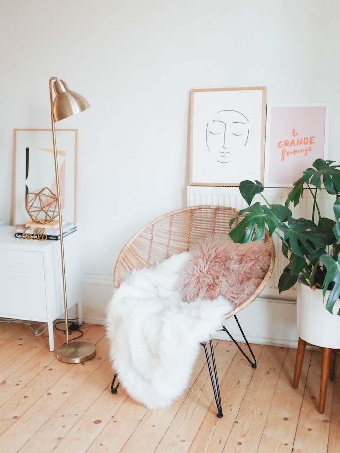 chiker stuhl flauschiger pinker kissen weiße decke kleine kommode mit beinen minimalistische bilder linienzeichnung grüne pflanze in weißer vasse wanddeko wohnzimmer modern