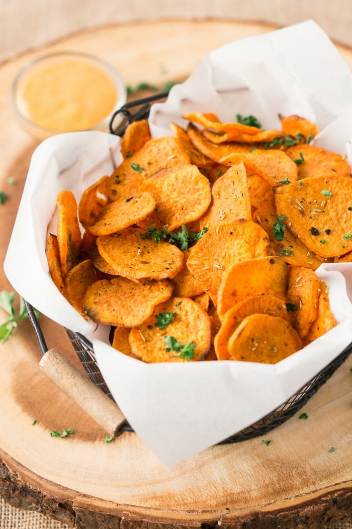 chips selber machen backofen schnelle backrezepte partyessen einfach kartoffelchips mit kräutern und salz