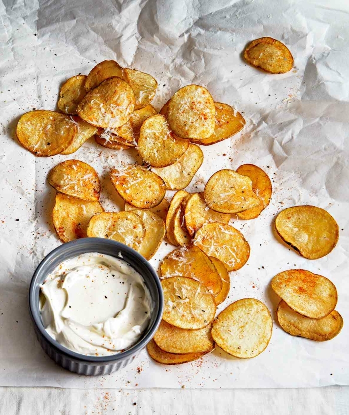 chips selbst machen ofen kartoffelchips mit salz und leckerer soße chipssoße zubereiten