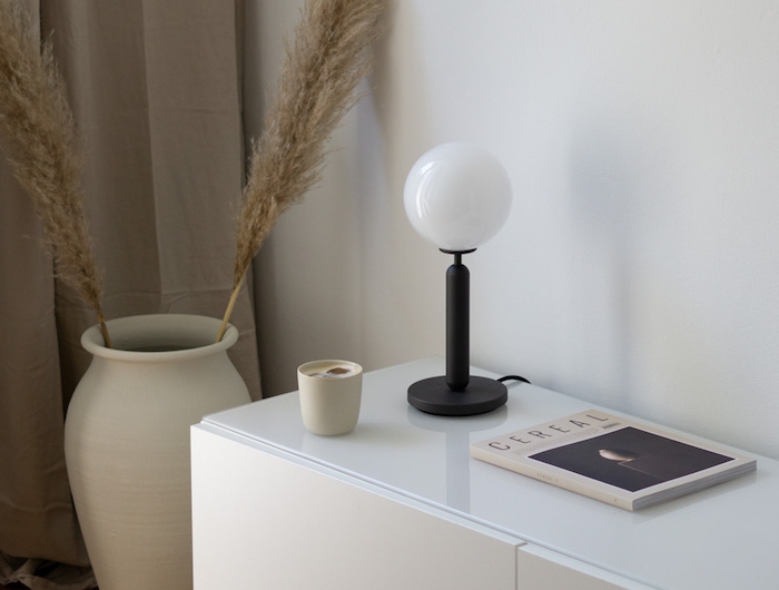 dänisches design skandinavische einrichtung pinterest scandi lampe schwarz minimalistische inneneinrichten weiße kommode nordische inspiration große weiße vase