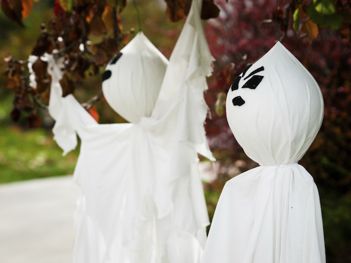 deko halloween diy für draußen mit kindern basteln gespenster weiß