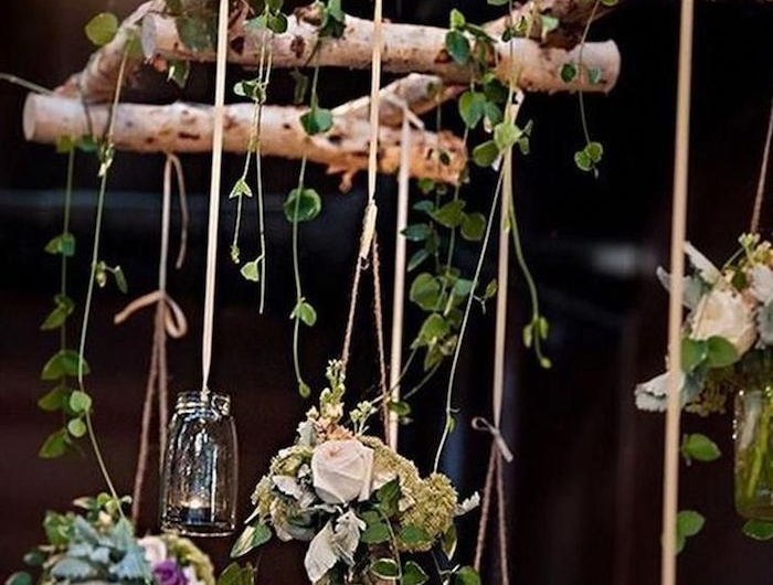 dekoration mit schönen blumen flaschen aufgehängt auf leiter aus birkenholz weiße rosen birkenholz deko romantische einrichtung garten