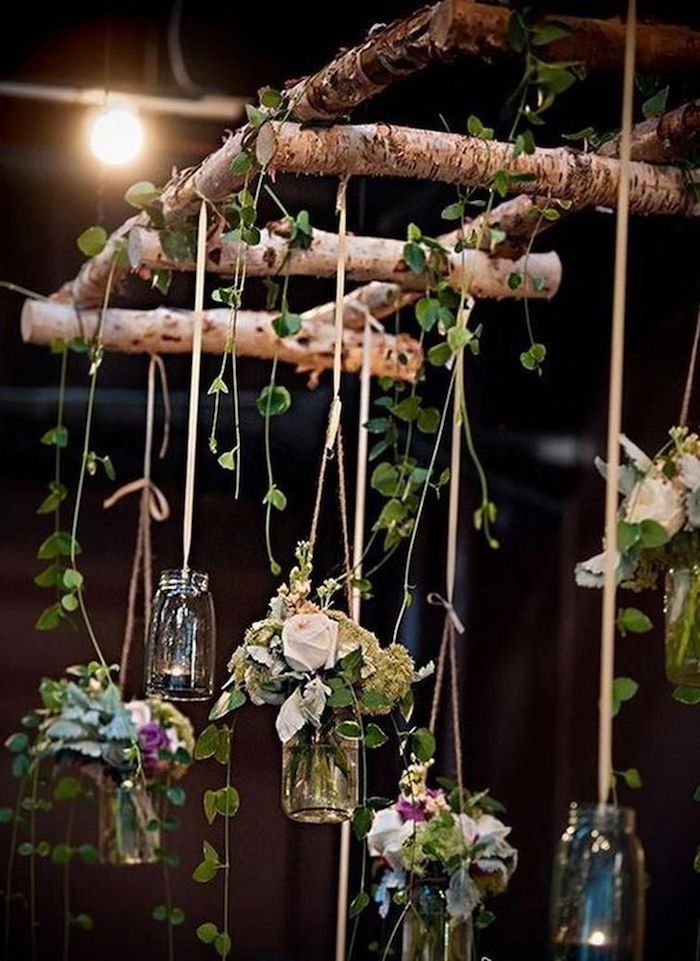 dekoration mit schönen blumen flaschen aufgehängt auf leiter aus birkenholz weiße rosen birkenholz deko romantische einrichtung garten