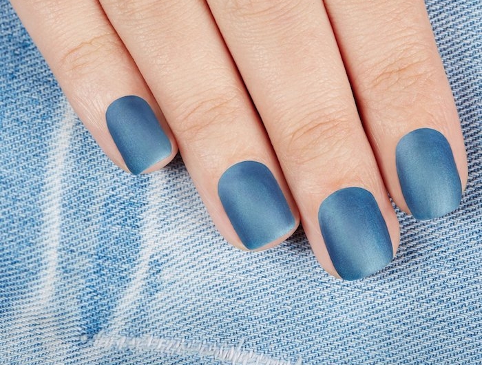 denim blue eine hand einer frau mit fingern mit blauem nagellack frau mit jeans