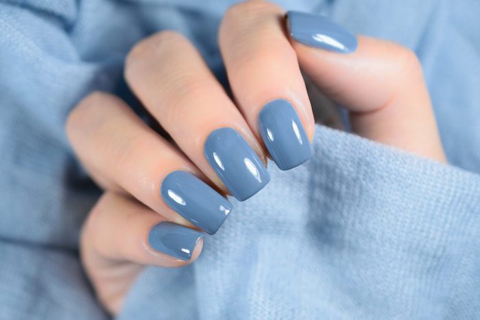 denim blue eine trendige farbe für nagellack nageldesign herbst eine frau mit blauen nägeln