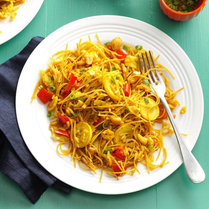 diät gesundes mittagessen zum abnehmen nudeln mit curryreis paprika gelbem sommerkürbis basmati reis leckeres gerichte zubereiten
