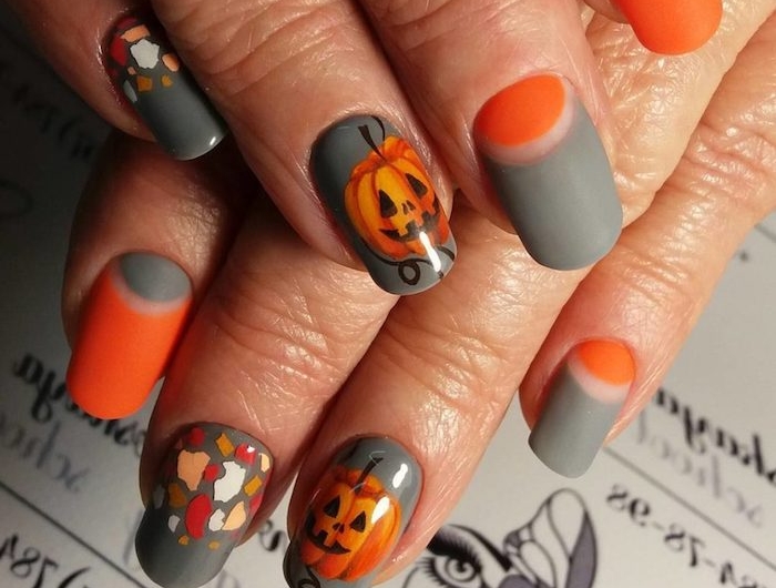 die trends nei nagellack farben für den sommer eine hand mit nägeln mit kleinen halloween kürbisen