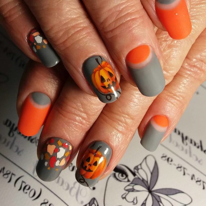 die trends nei nagellack farben für den sommer eine hand mit nägeln mit kleinen halloween kürbisen
