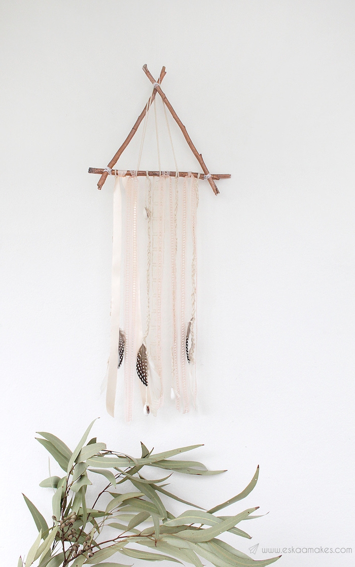 dreieck förmigen traumfämger selber machen dekoriert mit federn wohnzimmer grüne pflanze minimalistische innenausstattung inspo