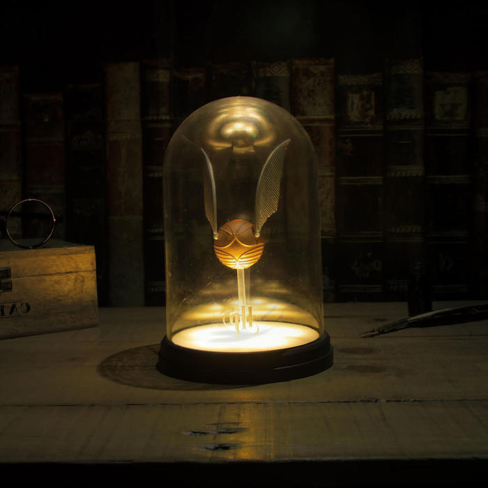 eine lampe mit einem kleinen goldenen snitch harry potter lamoe für das schlafzimmer