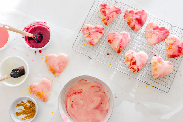 einfache vegetarische gerichte süßigkeiten kuchen herzförmig rosa mit creme