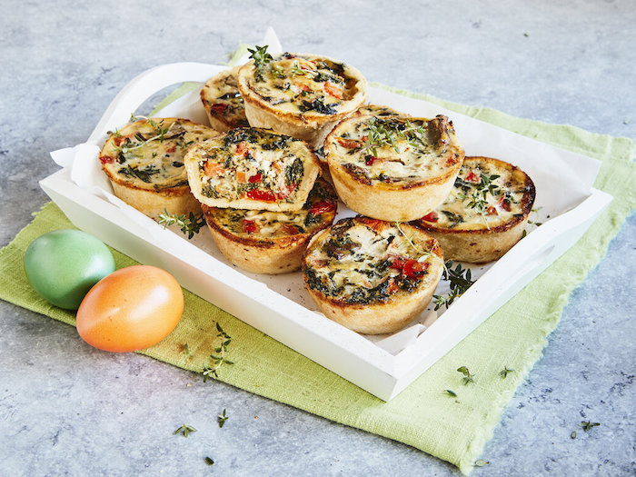 einfache vegetarische rezepte für jeden tag kleine quiche gebacken in weißem teller