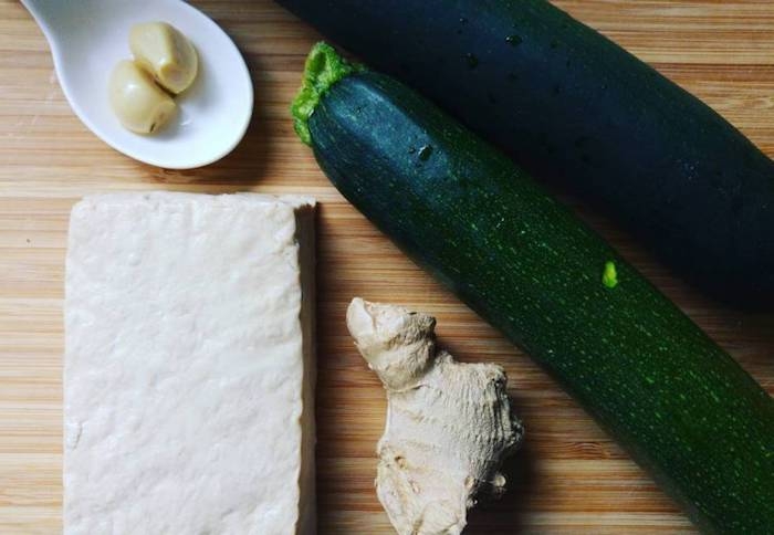einfache vegetarische rezepte mit venigen zutaten zucchini tofu knoblauch und ingwer