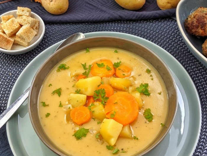 einfaches und schnelles kartoffelsuppe rezept eine schüssel mit suppe mehlig kochende kartoffeln