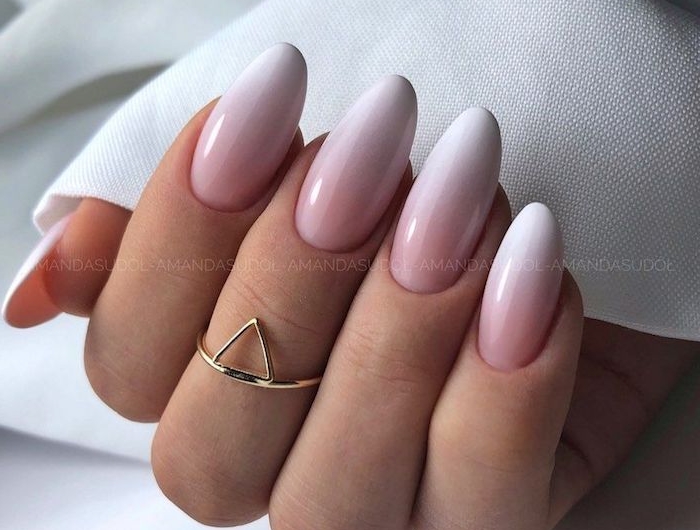 eleganter goldener ring mit einem dreieck gelnägel babyboomer inspiration minimalistische nageldesign inspo ideen rosa weiß nagellack ombre look