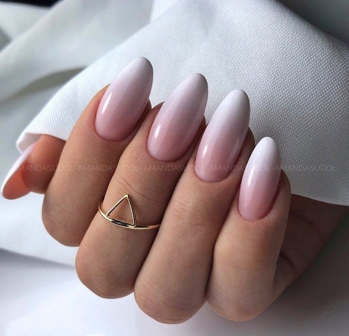 eleganter goldener ring mit einem dreieck gelnägel babyboomer inspiration minimalistische nageldesign inspo ideen rosa weiß nagellack ombre look