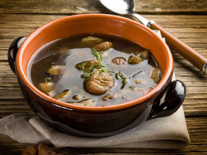 esskastanien zubereiten richtig kochen herbst suppe mit kastanien lecker und gesund in schüssel