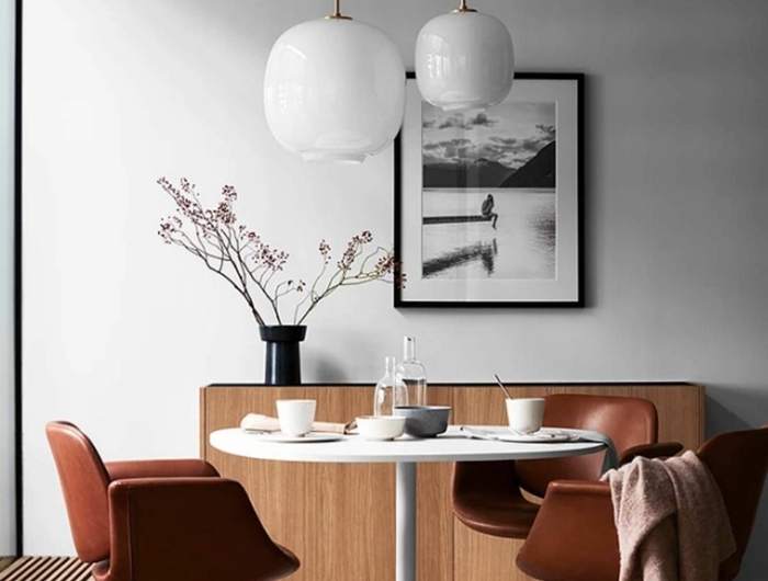esszimmer modern gestalten vintage lederstühle weiße wand holzmotive skandinavische wanddeko schwarz weiße foto