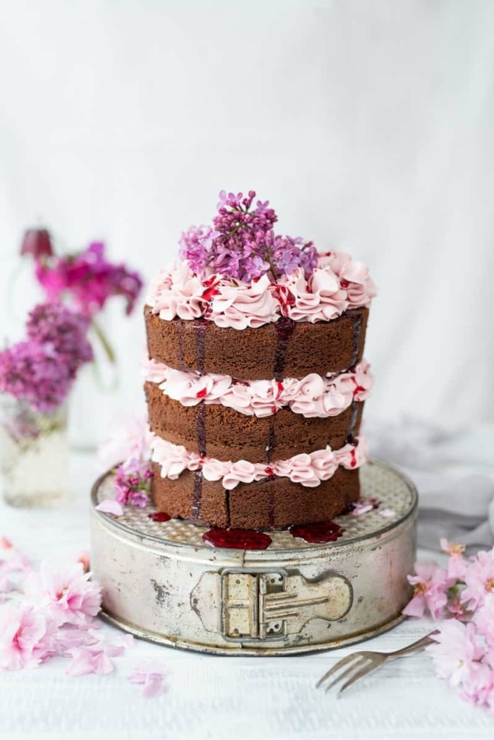 geburtstagstorte für mädchen 12 jährige mädchen torten dekorieren nacked cake mit schokolade und creme mit erdbeeren lila blüten