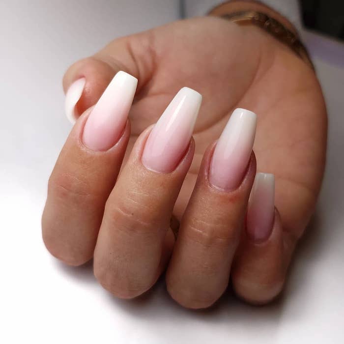 gelnägel weiß rosa lang mandelform ombre look maniküre handpflege rosa weiß nagellack nageldesign trends 2020 inspo