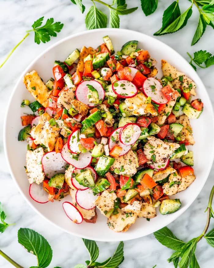 gesunde vegetarische rezepte mittagesen fattoush salat mitzucchini tofu radieschen schnittlauch