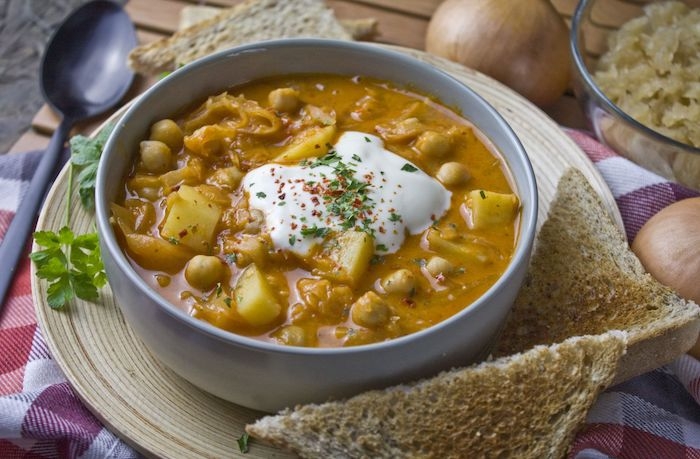 gesunde vegetarische rezepte mittagessen sauerkraut mit hummus und schlagsahne suppe