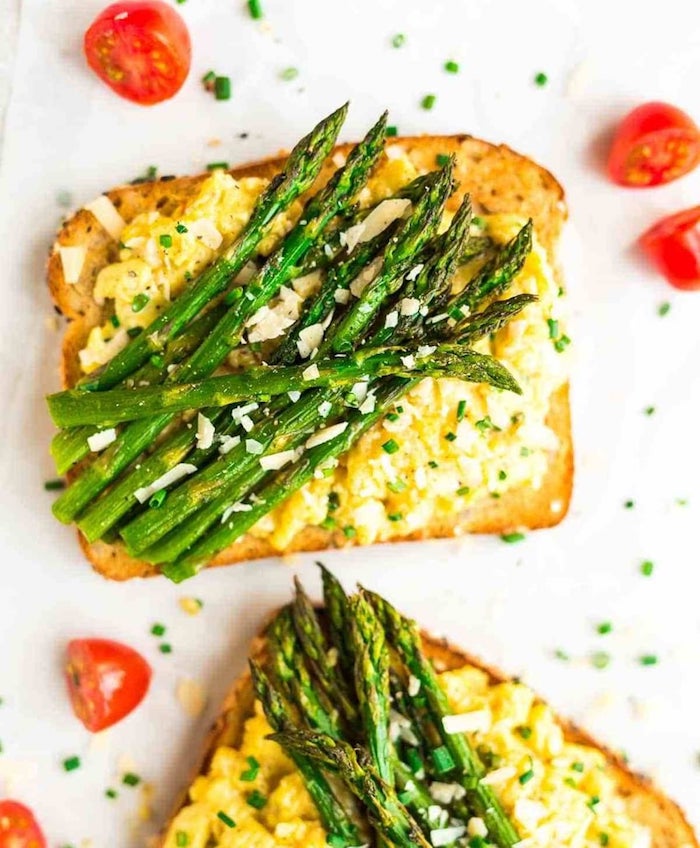 gesundes abendessen zum abnehmen toast mit ei und spargel gehälfte kirschtomaten leckeree ideen zum kochen einfach und schnell
