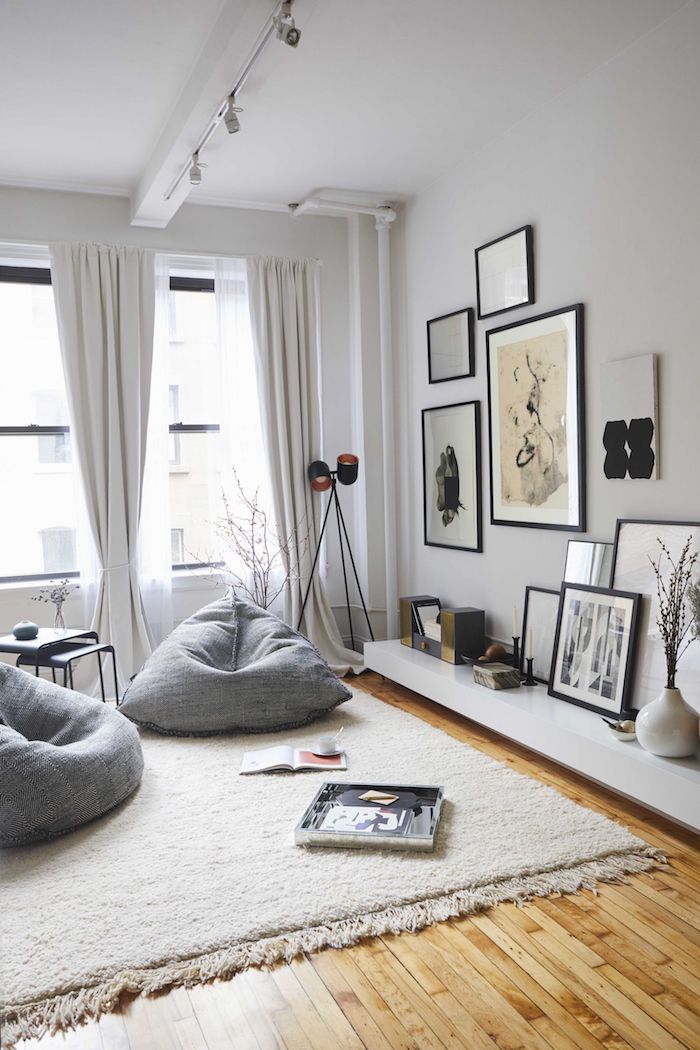 graue farbtöne wohnzimmer innenausstattung wohnzimmerwand gestalten schwarz weiße bilder dekoartikel inspiration zwei sitzsäcke schwarz weiß minimalistische dekoration