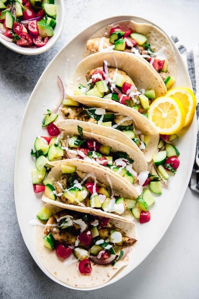 grichische hühnchen tacos mit gurken tomaten zwiebeln dressing gesundes abendessen gesunde gerichte zum abnehmen zitronenscheiben 